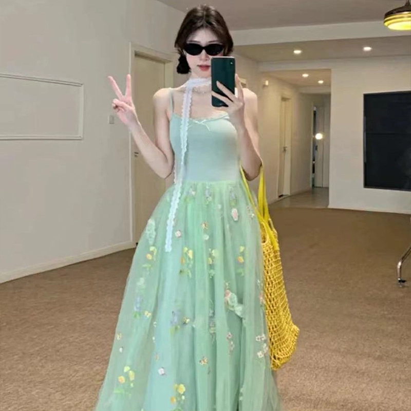 果瑱 法式高级感性感辣妹穿搭海边度假风纯欲氛围感花仙子森系小花刺绣网纱长裙吊带连衣裙 女款