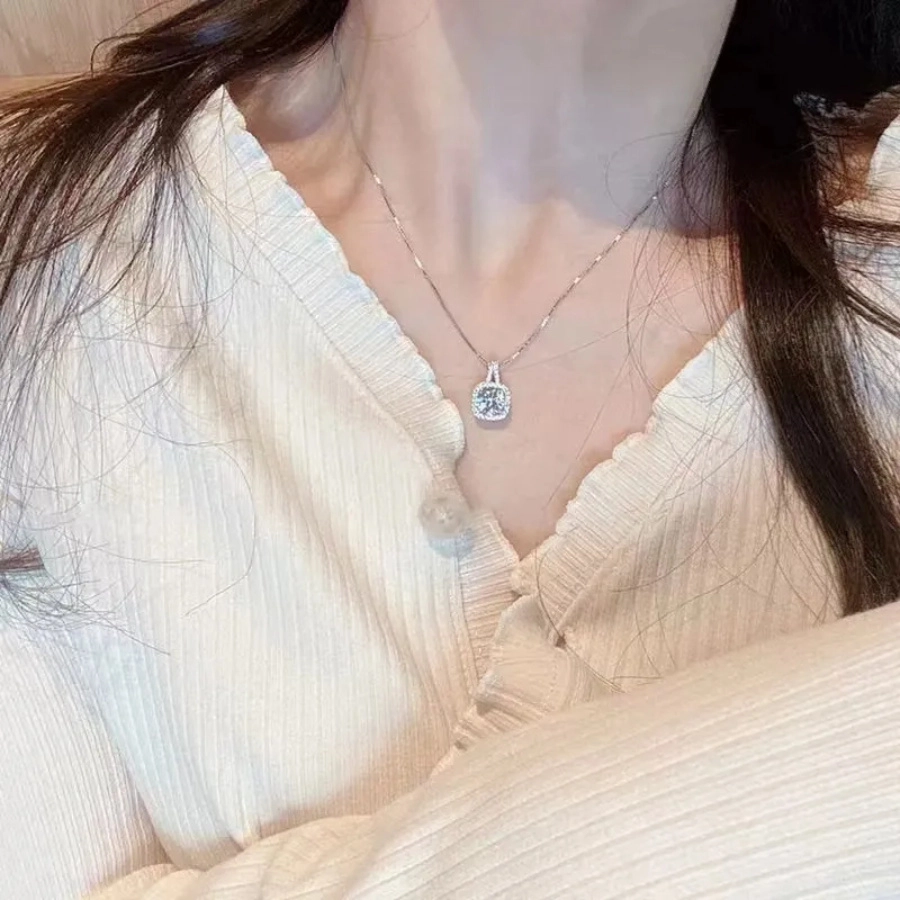 925