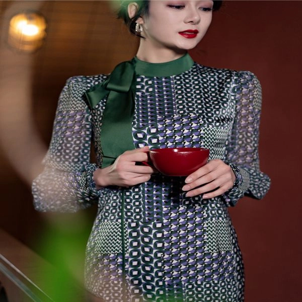 四美子 高开衩优雅长袖旗袍 摩登小姐