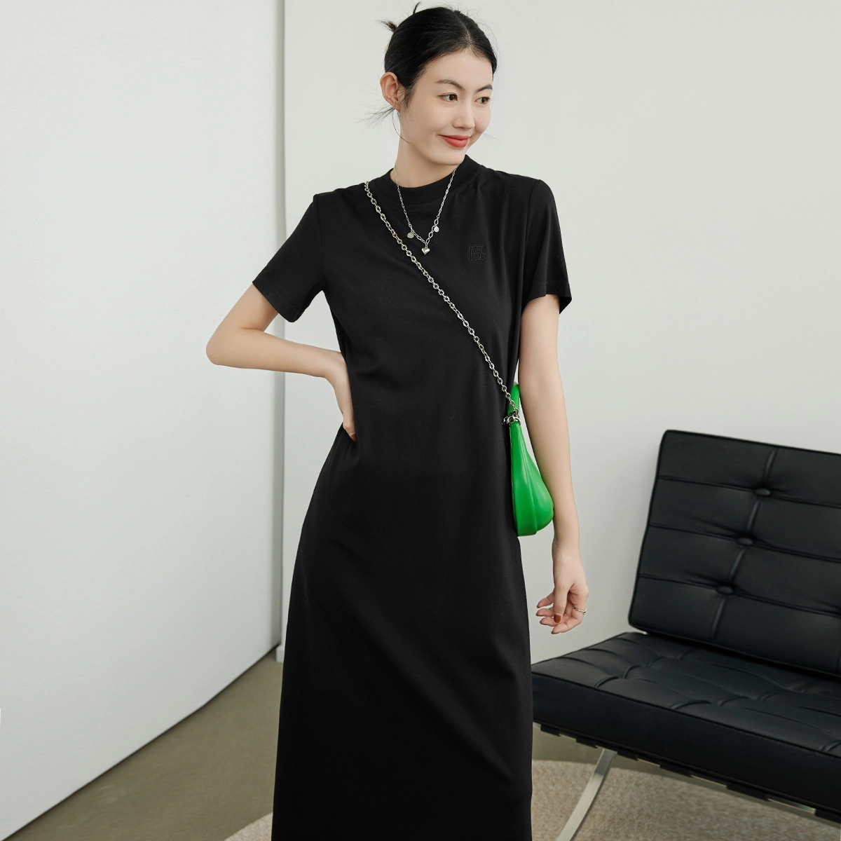 巴黎夜曲女直筒垂感收腰圆领过膝长裙小黑裙子短袖连衣裙 夏季 女款