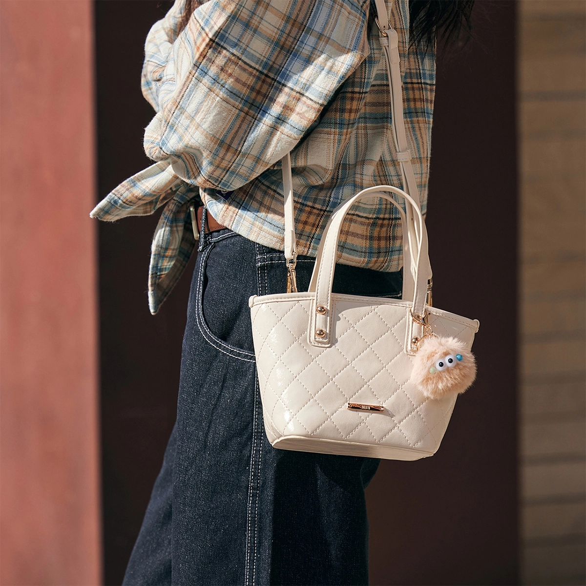 森马 经典流行菱格 合成革 手提包 中号 女款 本白/烟灰银/黑色