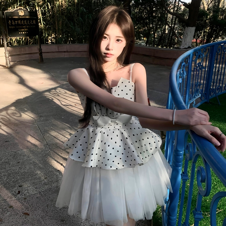 依钗 法式拼接网纱芭蕾风收腰蓬蓬短裙尽显夏日绝美初恋感吊带连衣裙 女款