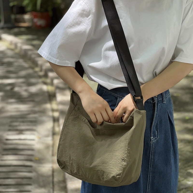 醇龙 休闲斜挎包百搭简约尼龙单肩包大容量日系复古背包 男女通用 多色