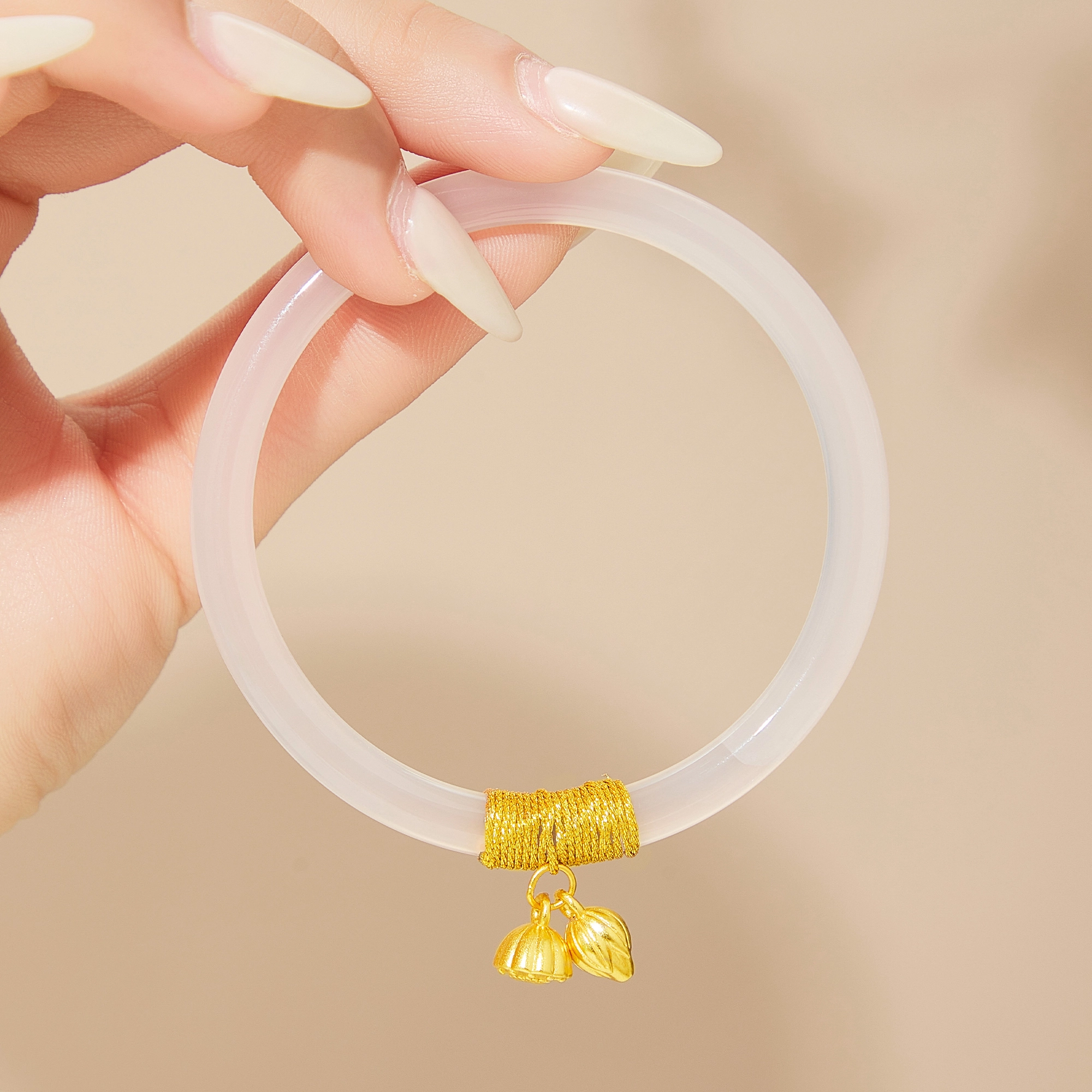 老凤祥 白月光两世欢 好运莲莲 莲蓬莲心 新中式国潮 古风汉服旗袍美人镯 素雅气质精美礼盒装天然 玉髓 手镯 女款