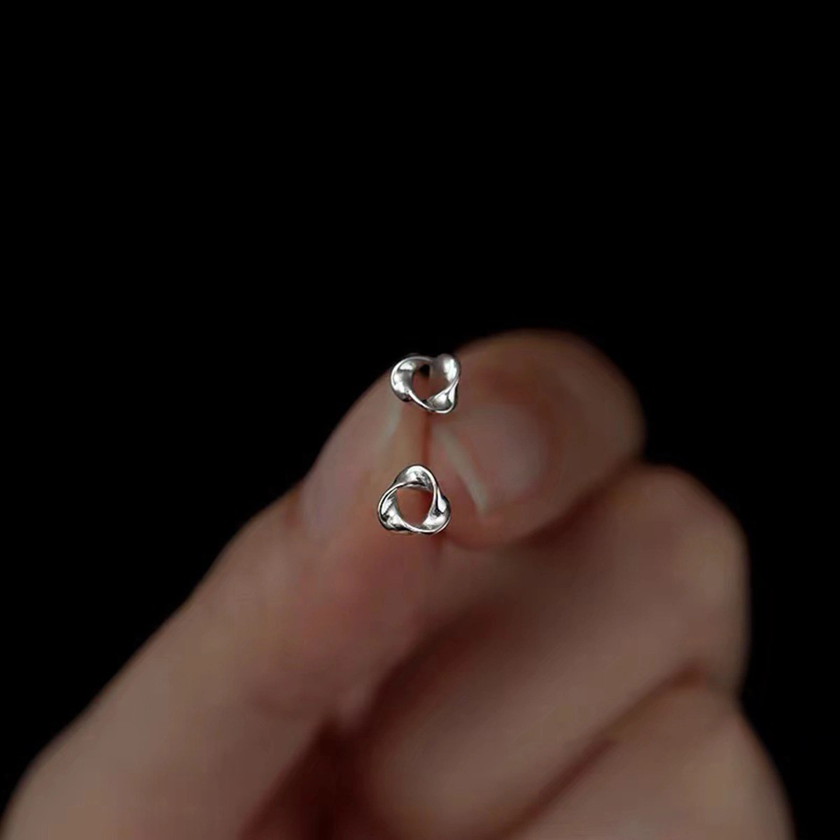925