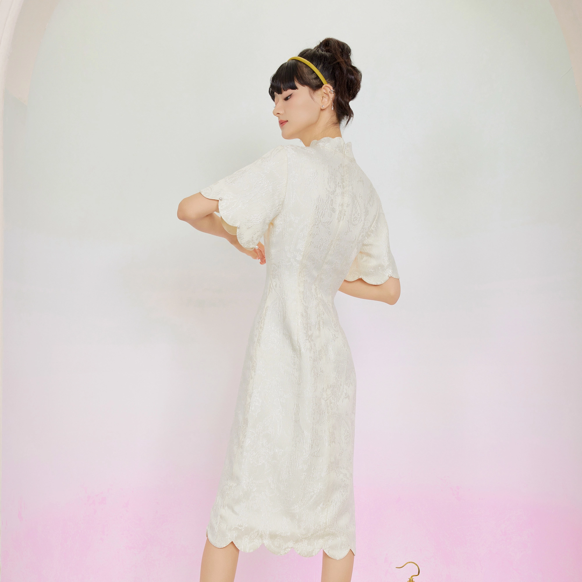 槿爷东方 佩斯利提花花瓣领喇叭旗袍 女款 杏白色