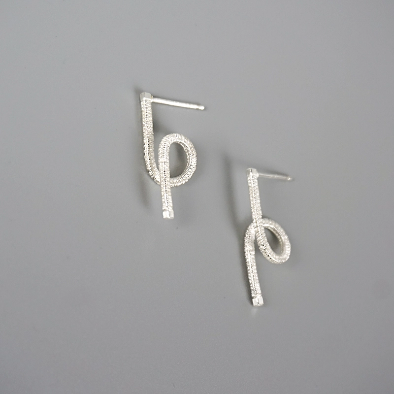 925