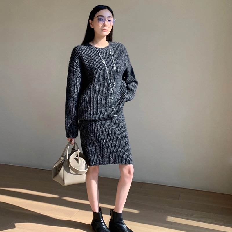 周淼 纯色针织半身包臀休闲短裙 女款