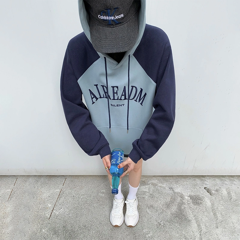 周淼 拼色字母印花插肩袖连帽套头卫衣 女款