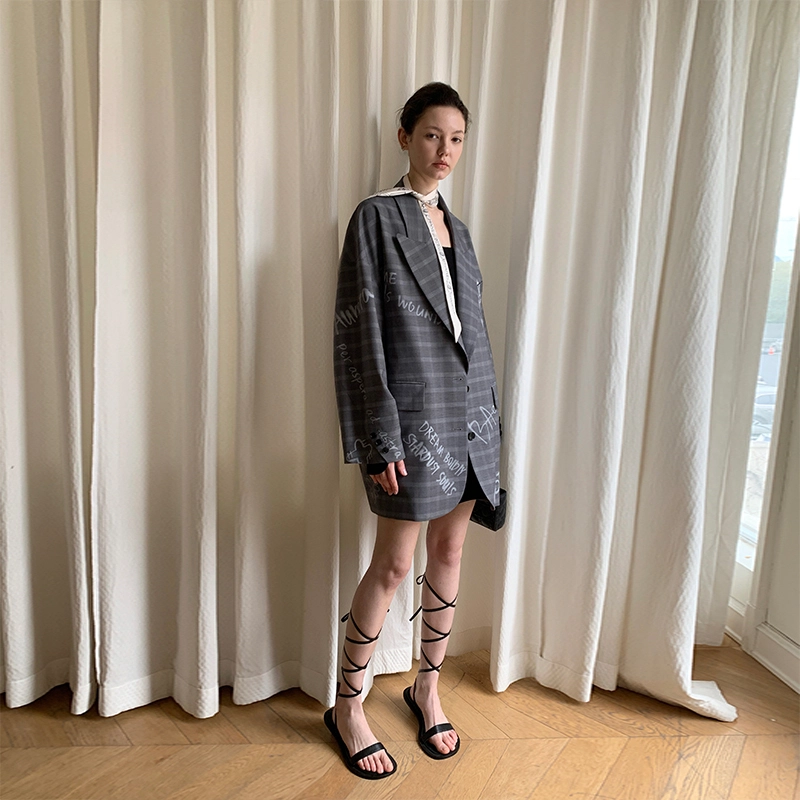 周淼 设计感宽松格子印花休闲西装 女款 格纹灰涂鸦