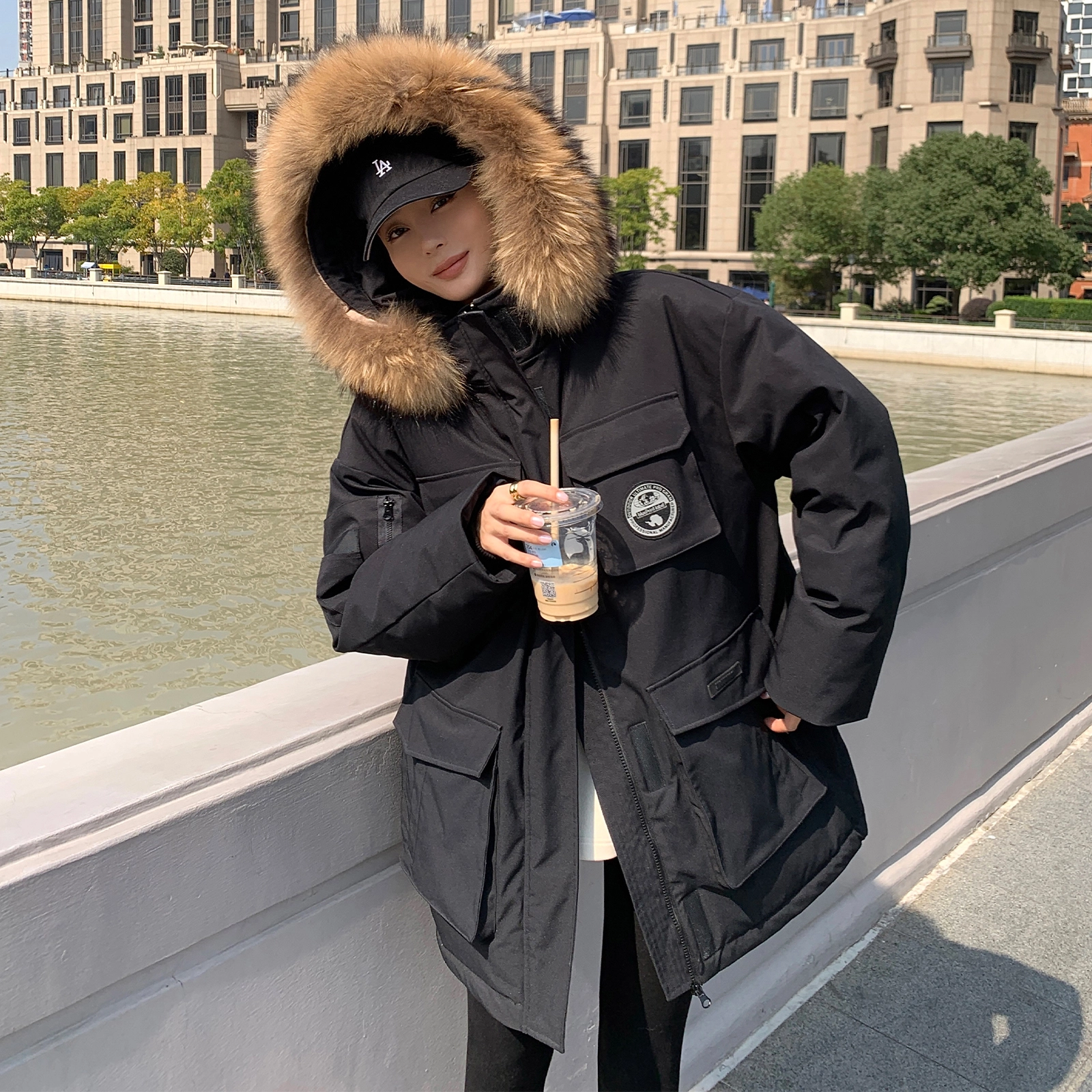 周淼 貉子工装派克加厚连帽外套羽绒服 女款