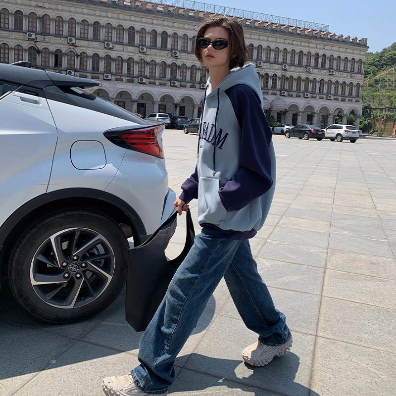 周淼 拼色字母印花插肩袖连帽套头卫衣 女款