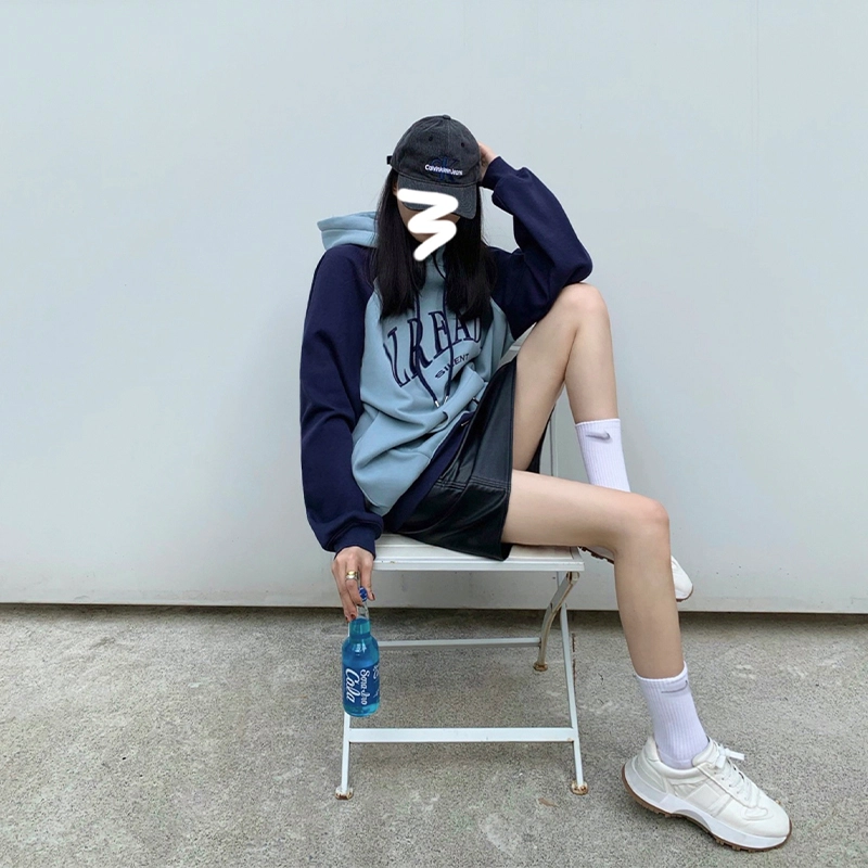 周淼 拼色字母印花插肩袖连帽套头卫衣 女款
