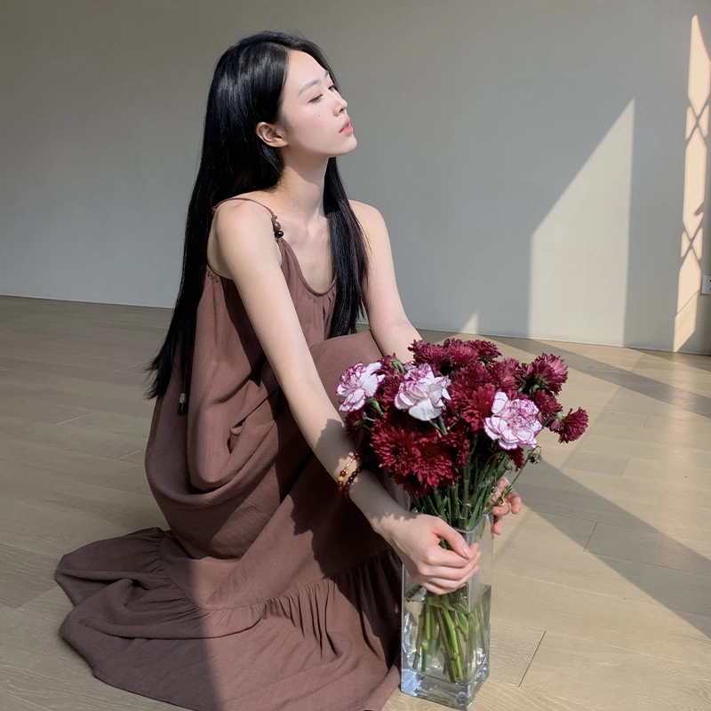周淼 法式纯色套头长款串珠肩带压褶吊带连衣裙 女款