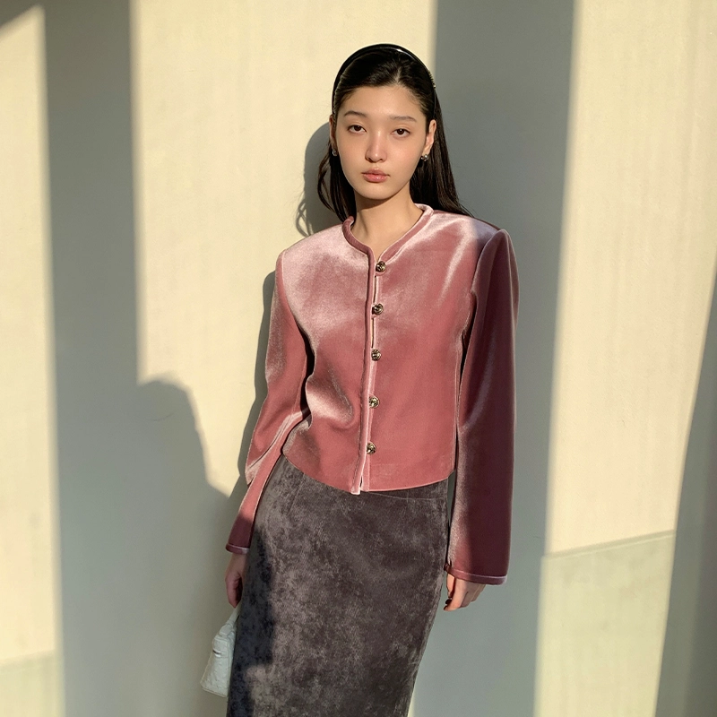 周淼 纯色圆领正肩单排扣直筒绒感外套 女款