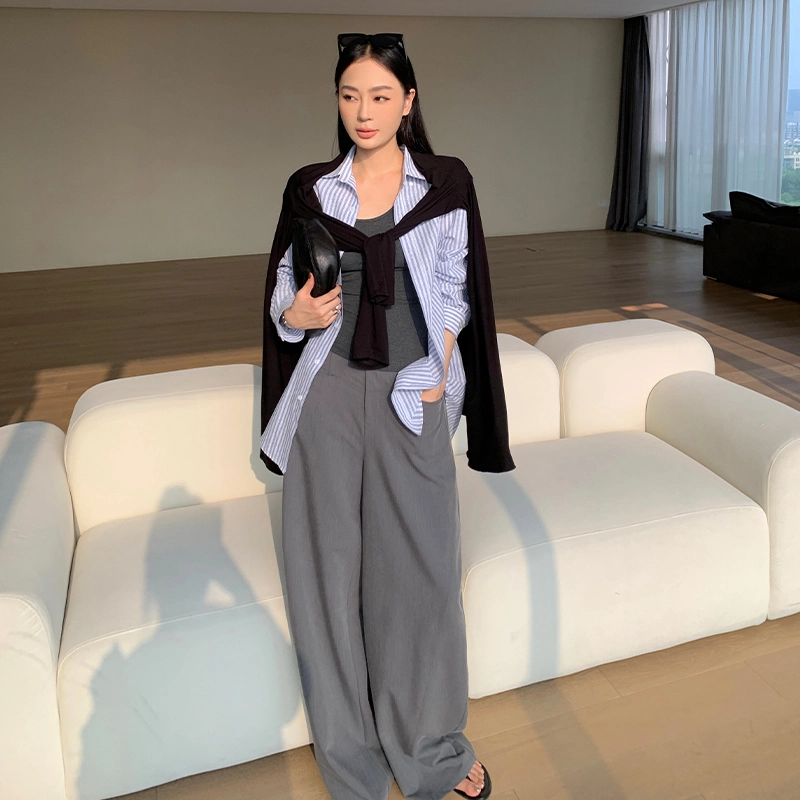 周淼 纯色前片斜向分割宽松阔腿西装休闲裤 女款