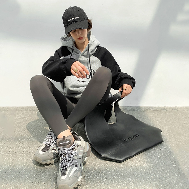 周淼 拼色字母印花插肩袖连帽套头卫衣 女款