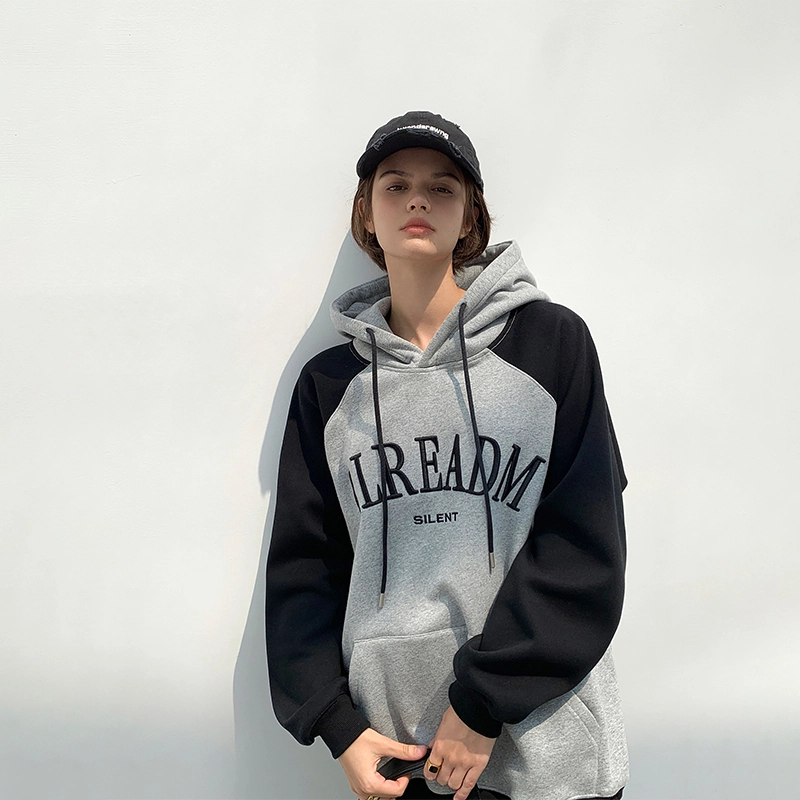 周淼 拼色字母印花插肩袖连帽套头卫衣 女款