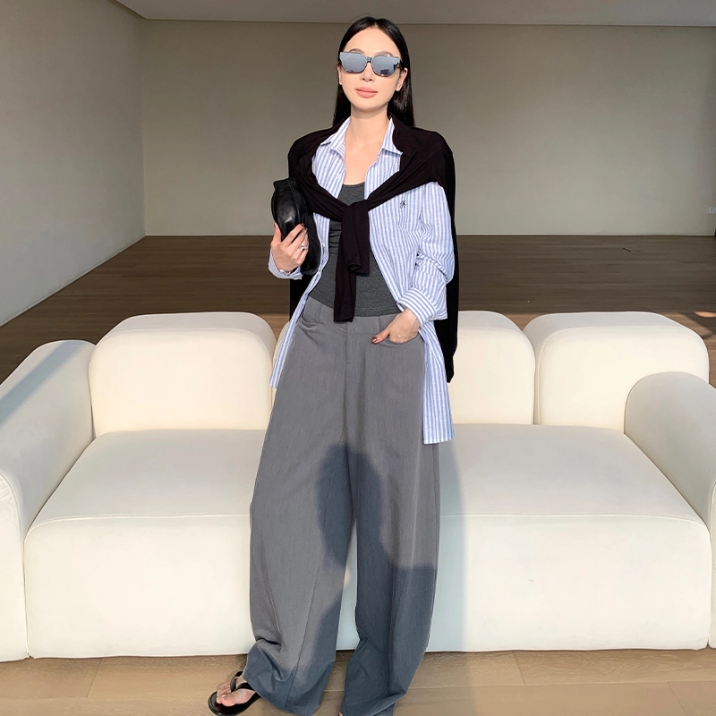 周淼 纯色前片斜向分割宽松阔腿西装休闲裤 女款