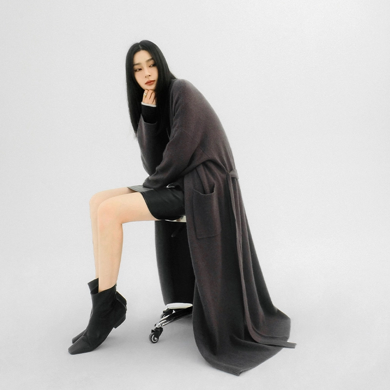 周淼 纯色落肩收腰暗扣中长款针织衫 女款