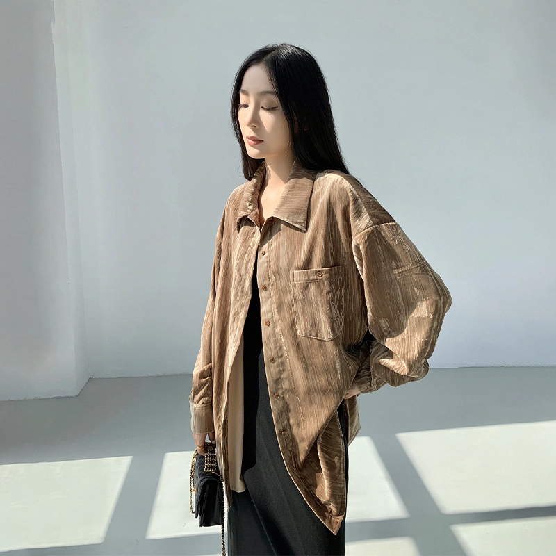 周淼 竖纹肌理丝绒尖领落肩设计感宽松单排扣长袖衬衫 女款