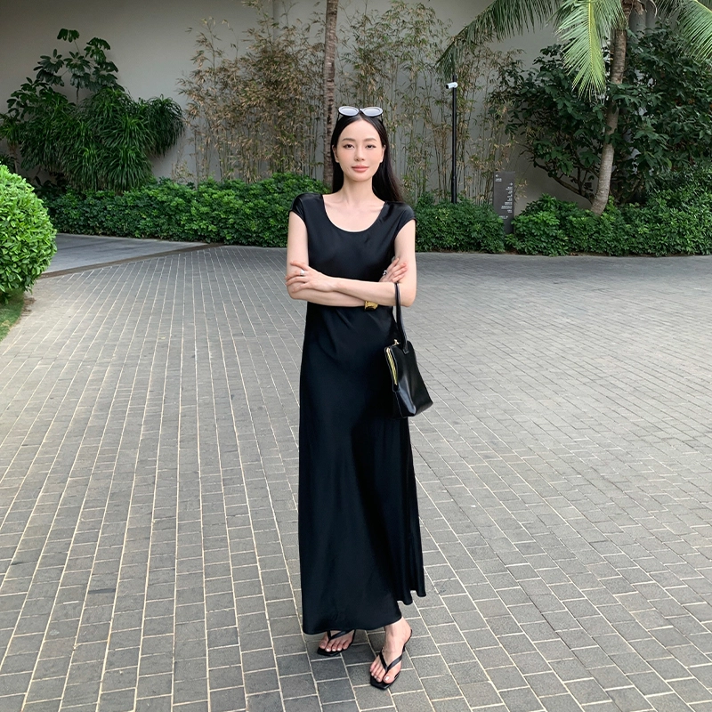 周淼 光泽缎面斜裁包肩袖短袖连衣裙 女款