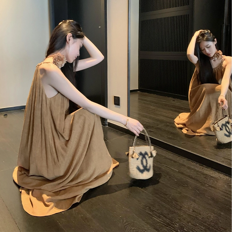 周淼 纯色简约休闲舒适吊带连衣裙 女款