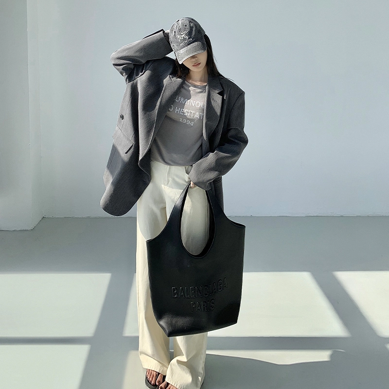 周淼 斜插口袋宽松大廓形斜扣西装外套女设计感休闲西服外套 女款