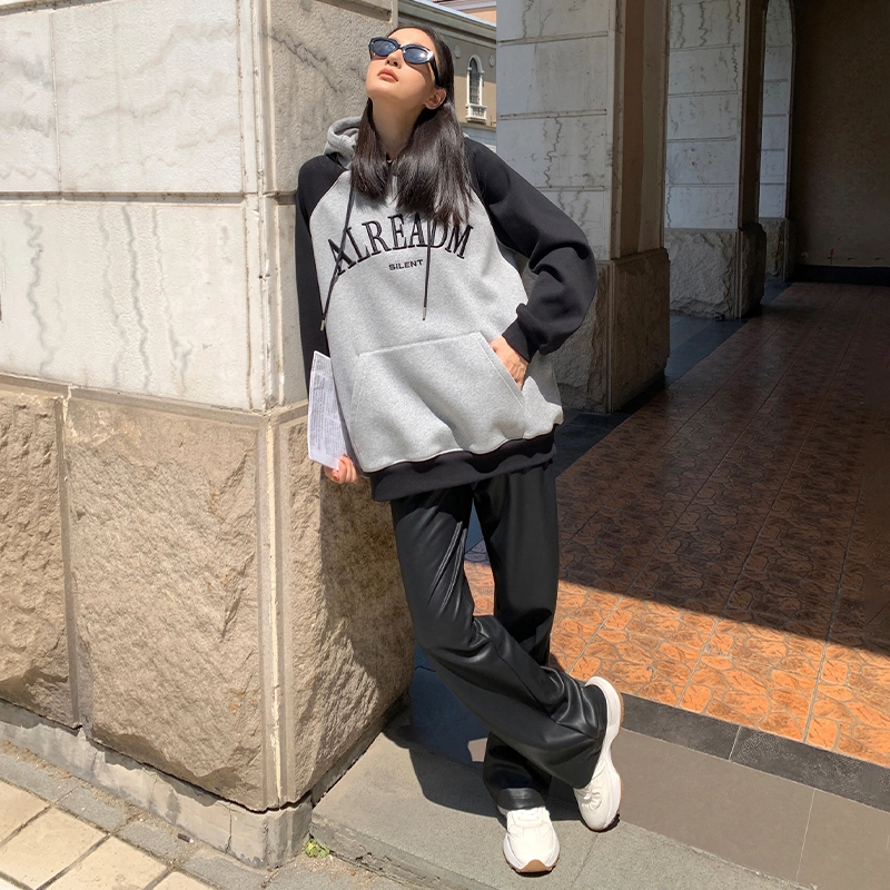周淼 拼色字母印花插肩袖连帽套头卫衣 女款