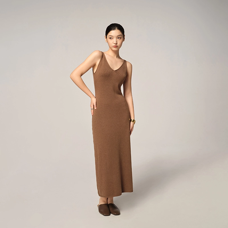 周淼 宽松舒适细腻慵懒针织吊带连衣裙 女款