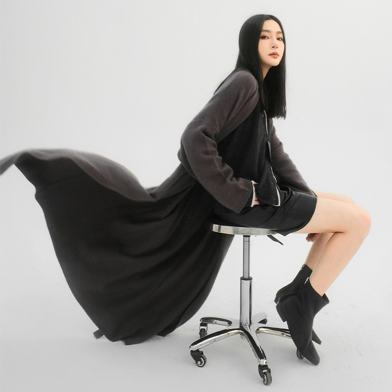 周淼 纯色落肩收腰暗扣中长款针织衫 女款