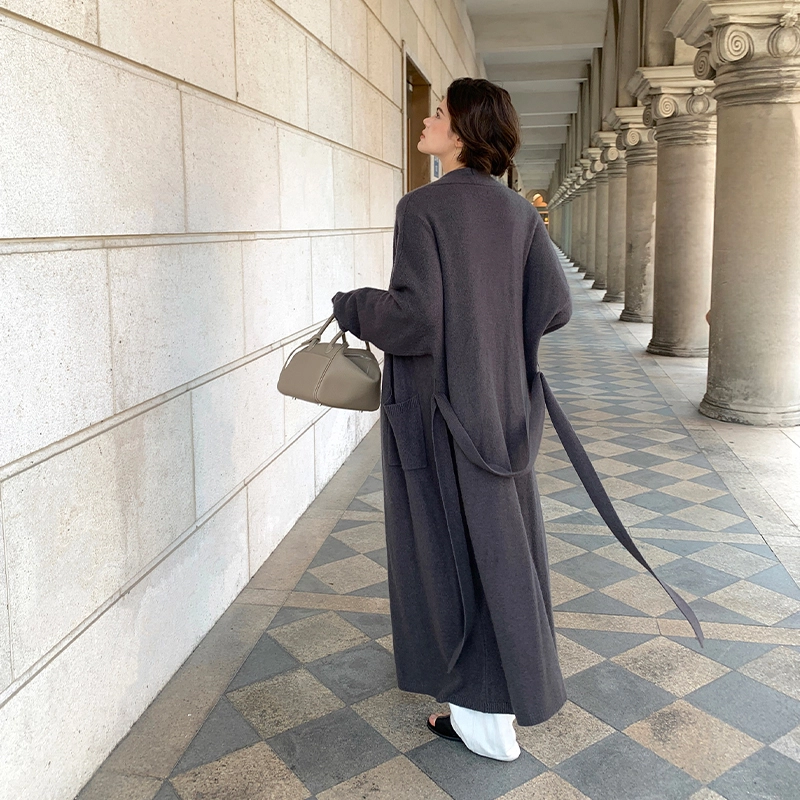 周淼 纯色落肩收腰暗扣中长款针织衫 女款