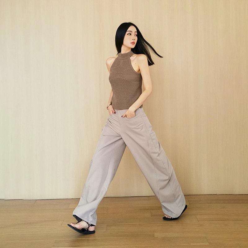周淼 纯色前片斜向分割宽松阔腿西装休闲裤 女款