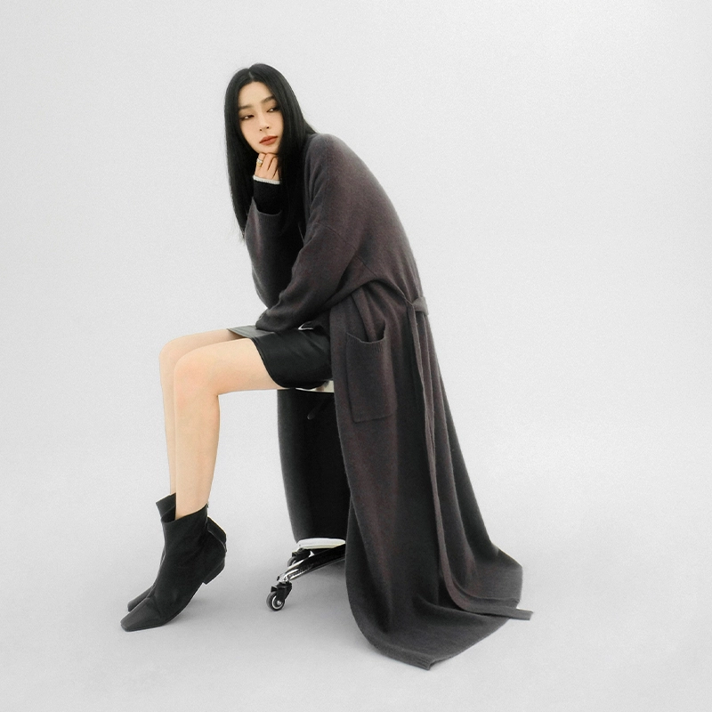 周淼 纯色落肩收腰暗扣中长款针织衫 女款