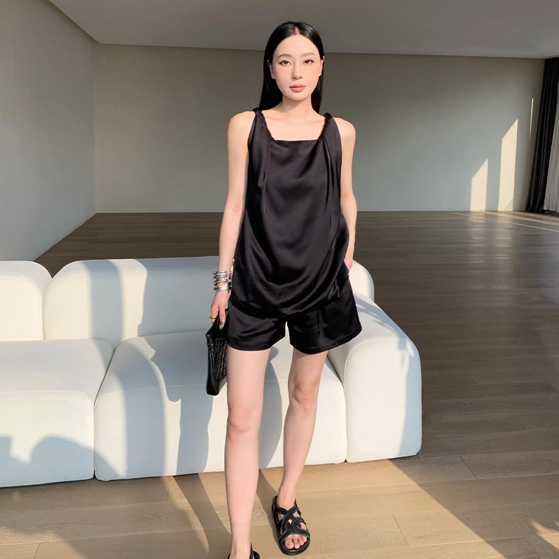 周淼 纯色高腰宽松阔腿休闲短裤 女款