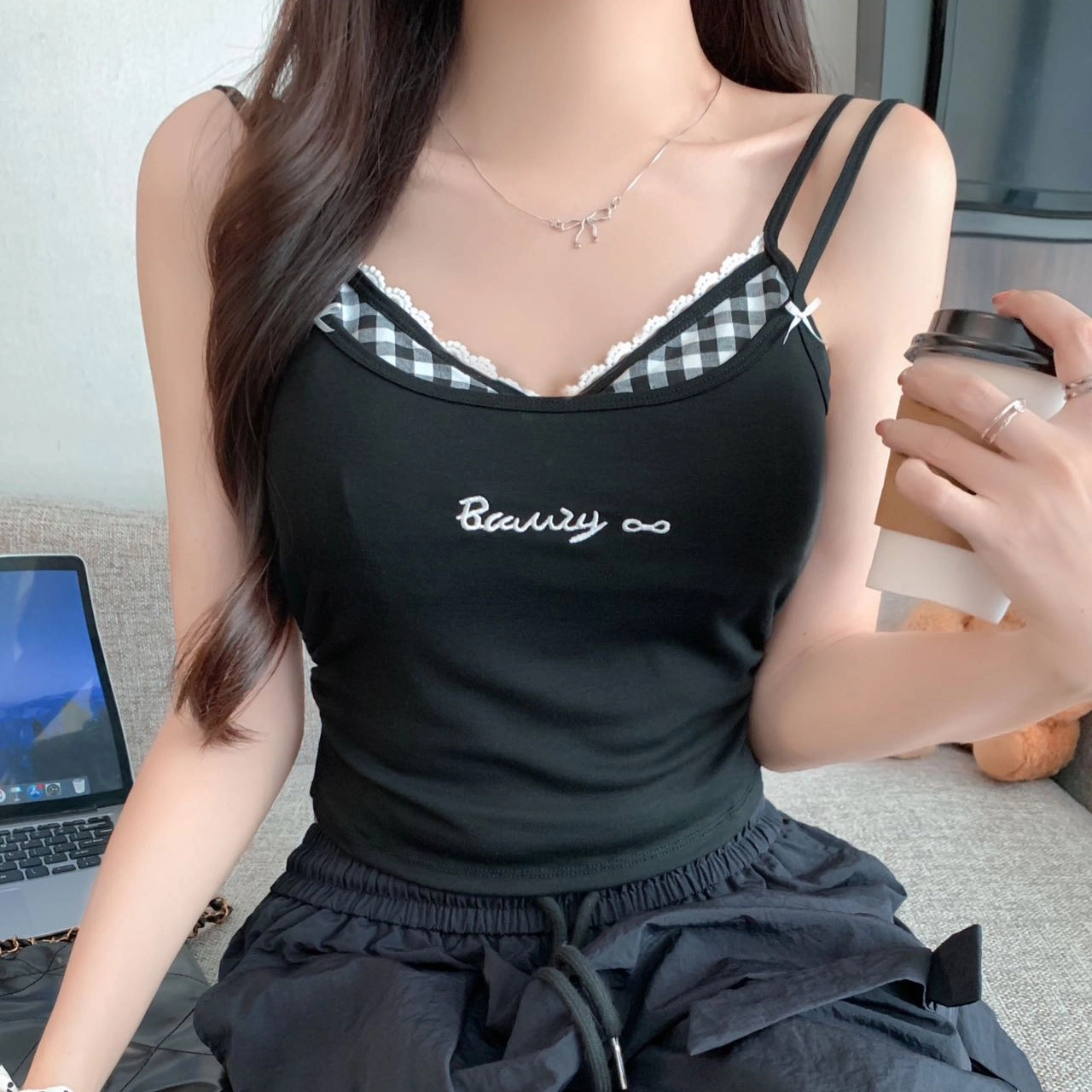 依钗 时尚撞色蕾丝格子假两件辣妹吊带 显瘦显胸大纯欲内搭背心 女款