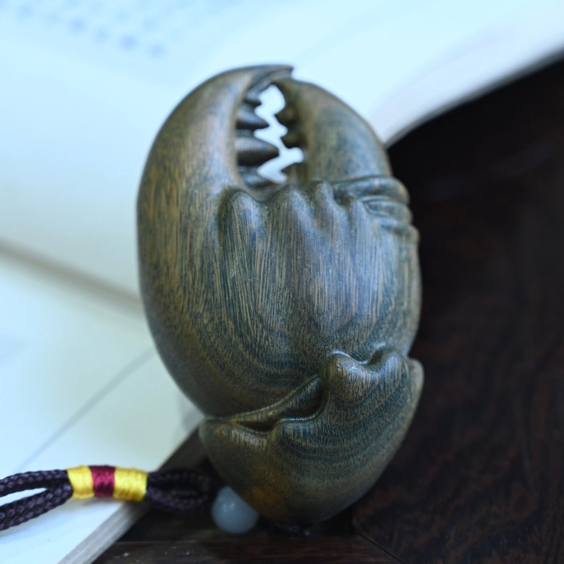 天纵 木雕蟹钳挂件手里有钱手工艺品 随身携带盘玩 檀木 木作把件 男女同款情侣款 绿檀