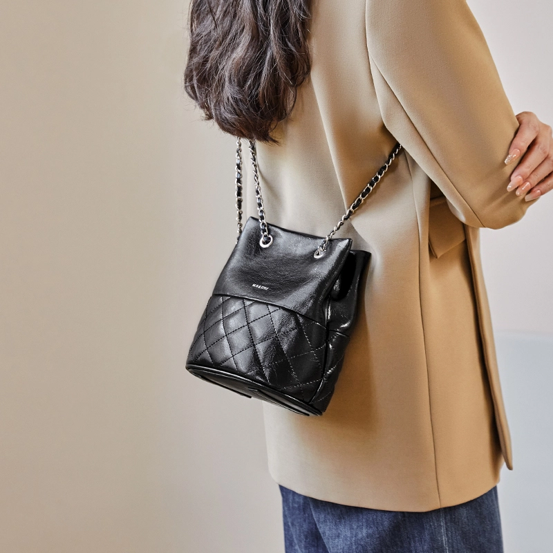 纳兰杜 包包女时尚小众潮流百搭实用品牌女包 牛皮拼合成革 水桶包斜挎包单肩包菱格包 中号 女款 子夜黑/米白色
