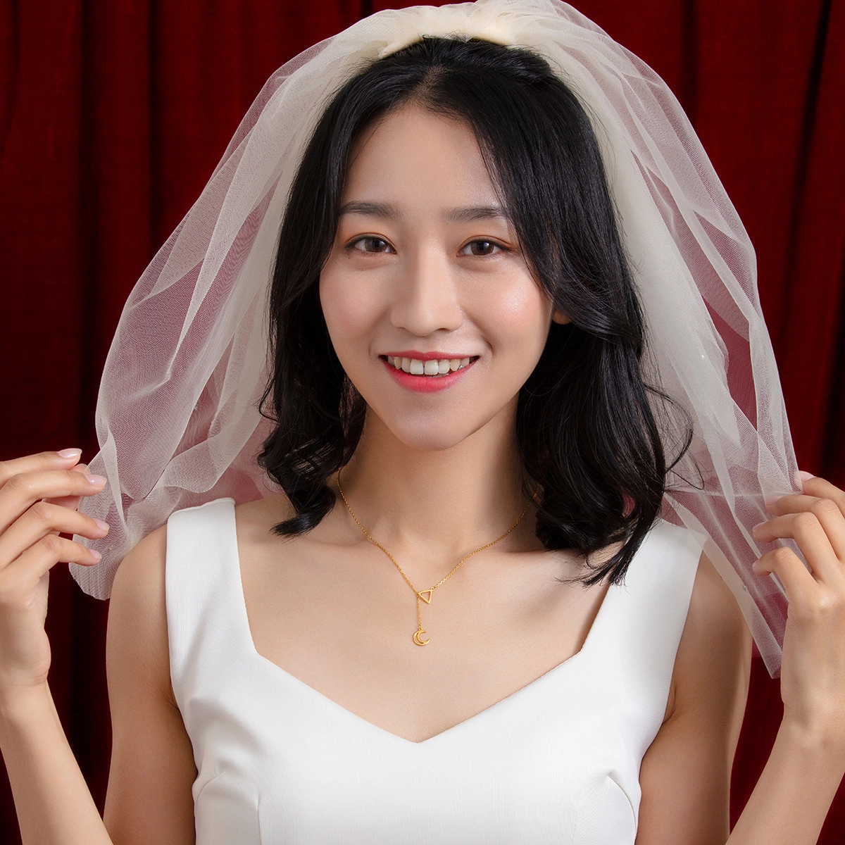 六福珠宝黄金项链足金镂空月亮女款锁骨链套链含吊坠计价