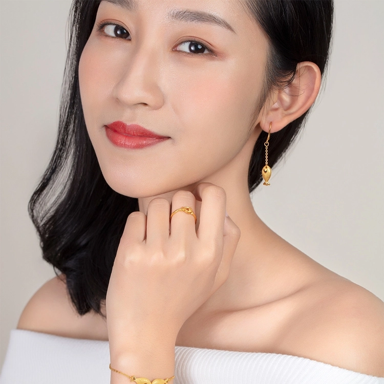 六福珠宝 甜蜜亲吻鱼黄金手链女款含延长链