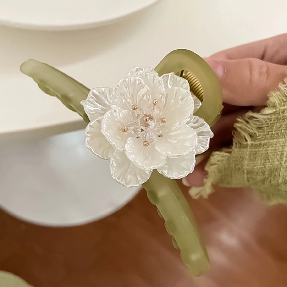 色菲尔 花朵  绿色精致小抓夹夏季小清新超仙山茶花鲨鱼夹后脑勺 亚克力 树脂 发夹 女款