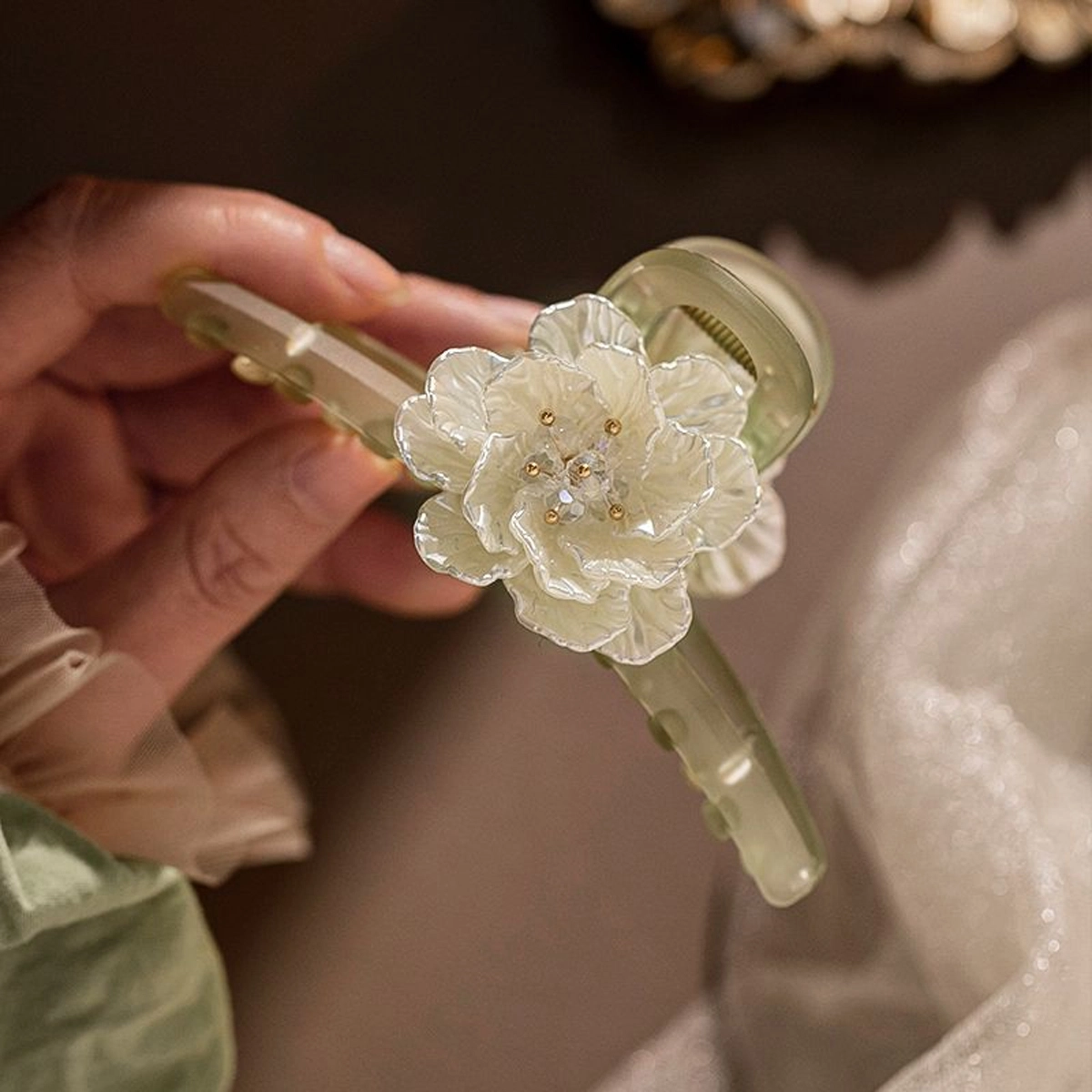 色菲尔 花朵  绿色精致小抓夹夏季小清新超仙山茶花鲨鱼夹后脑勺 亚克力 树脂 发夹 女款