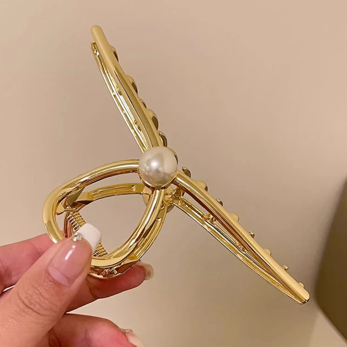 色菲尔 金色珍珠抓夹 高级感珍珠鲨鱼夹大号抓夹女后脑勺盘发显发量多显脸小金属夹子头饰 合金 发夹 女款