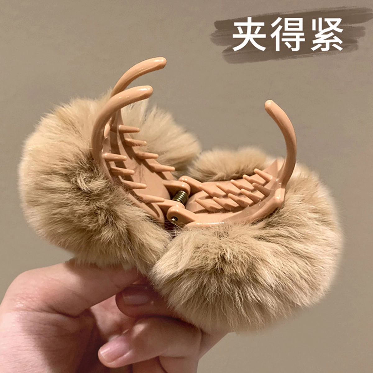 色菲尔 毛球鲨鱼夹   复古气质氛围感毛球抓夹后脑勺盘发轻奢春夏鲨鱼夹精致甜美高级感小号时尚发饰 仿兔毛 发夹 女款