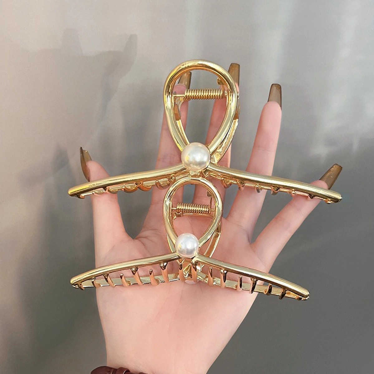 色菲尔 金色珍珠抓夹 高级感珍珠鲨鱼夹大号抓夹女后脑勺盘发显发量多显脸小金属夹子头饰 合金 发夹 女款