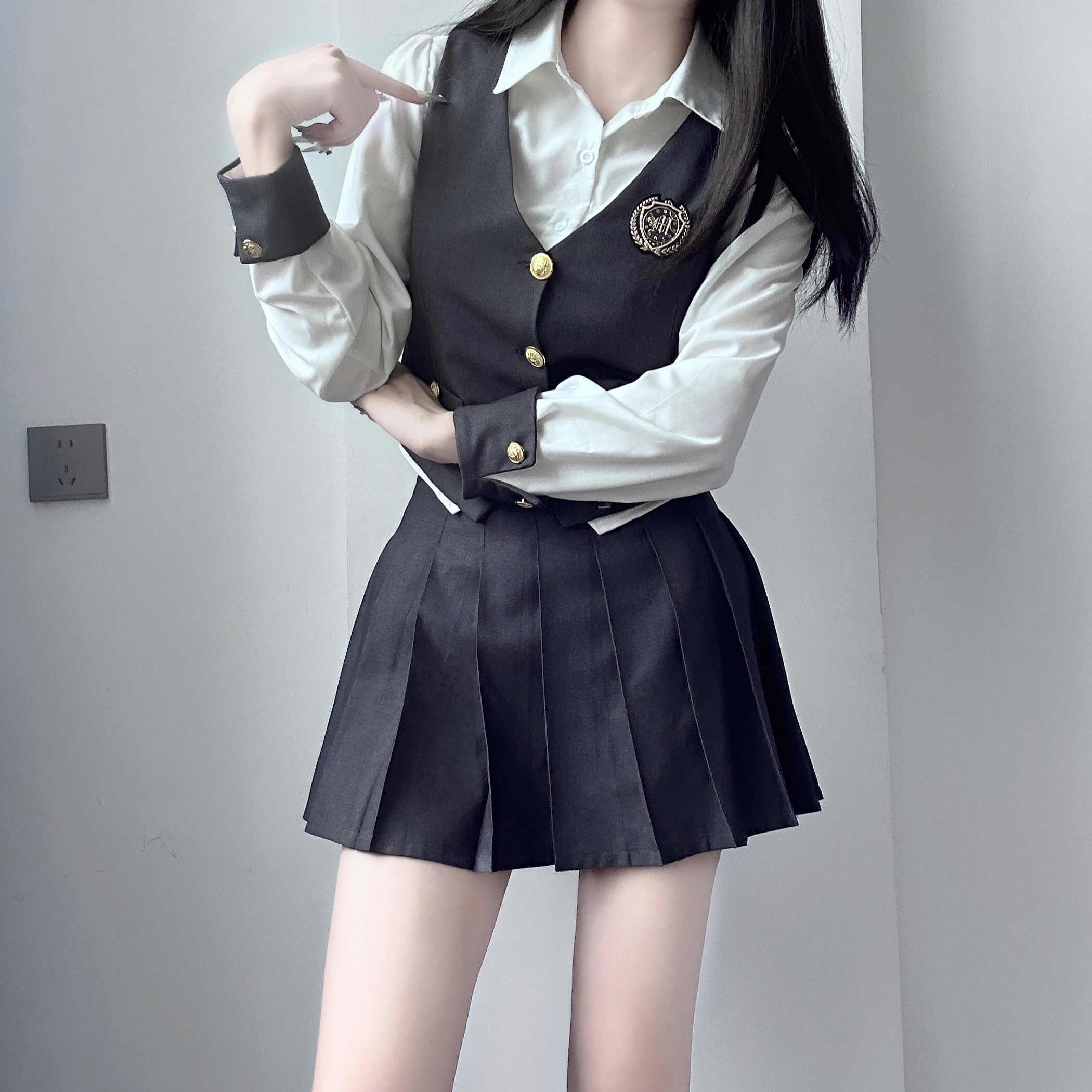 九条喵 尖领长袖衬衫单排扣马甲纯色高腰百褶短裙制服 女款