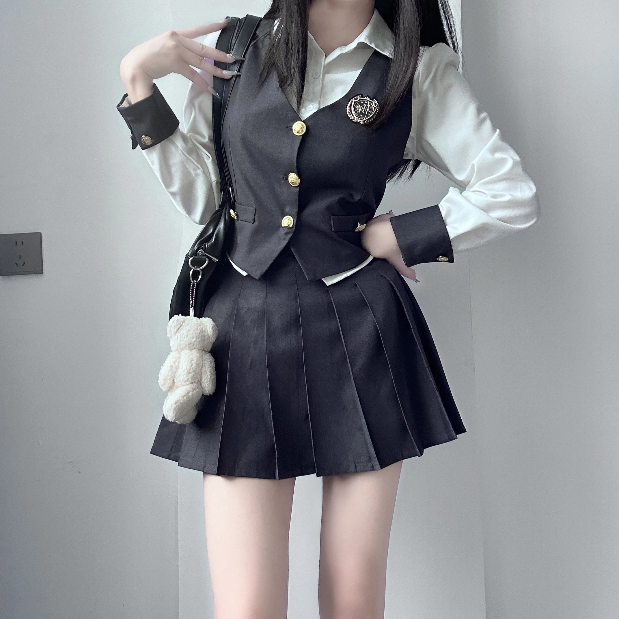 九条喵 尖领长袖衬衫单排扣马甲纯色高腰百褶短裙制服 女款
