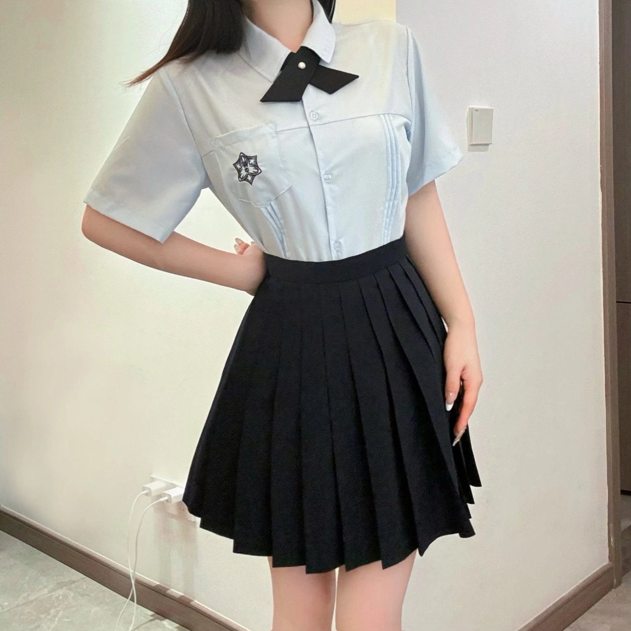 九条喵 纯色翻领宽松单排扣简约通勤短袖衬衫 女款