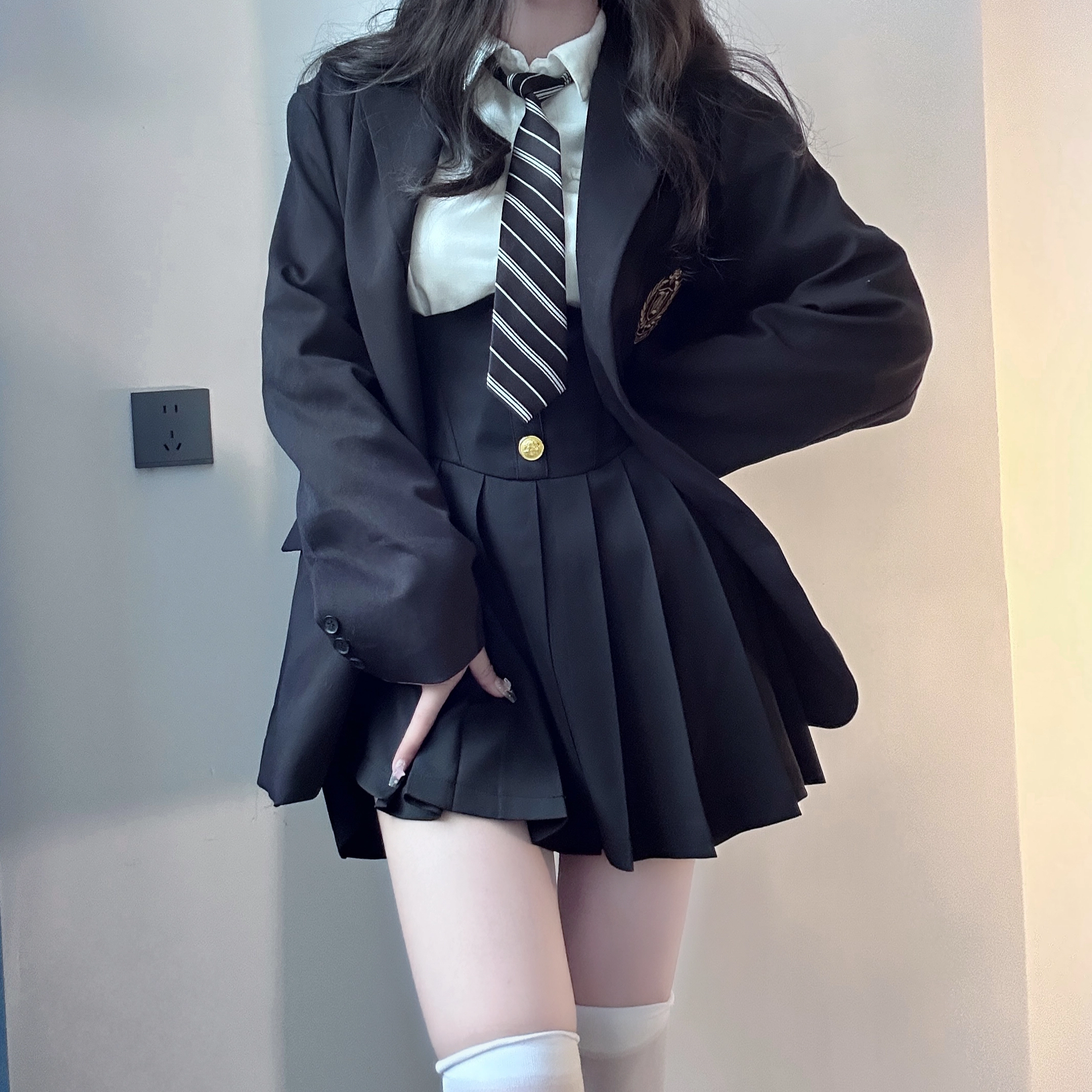 九条喵 徽章刺绣单排扣西装百褶吊带连衣裙长袖衬衫制服 女款