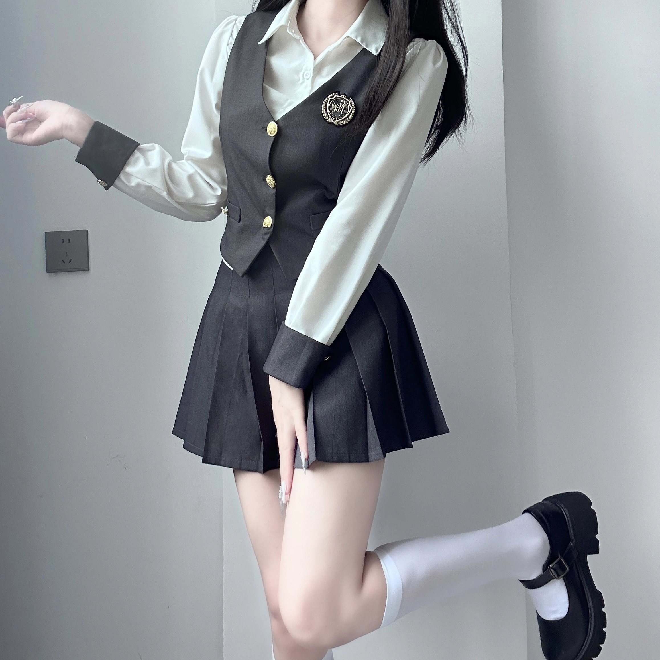 九条喵 尖领长袖衬衫单排扣马甲纯色高腰百褶短裙制服 女款